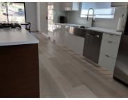 High Gloss Lacquer RAL 9016 Traffic White and Walnut Wood Veneer