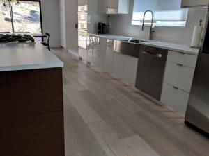 High Gloss Lacquer RAL 9016 Traffic White and Walnut Wood Veneer